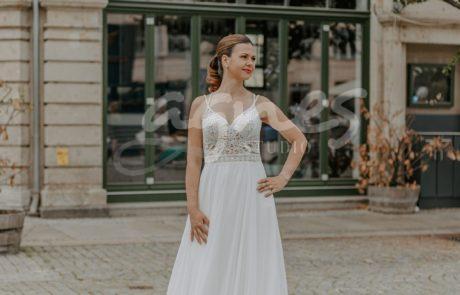 studioagnes_svatebni-saty-krajkove-spagetova-raminka-vystrih-v-tylova-splyvava-sukne-svatba-v-kostele-prirode-LONDYN_2_web